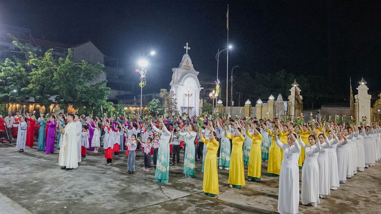 Giáo xứ Mạo Khê: Dâng hoa kính Đức Mẹ trong tháng Mân Côi